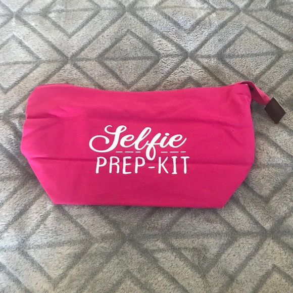 Make-Up Bag (Selfie Pre-Kit) - Picture 1 of 2
